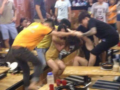 Hai cô gái "đại chiến" dữ dội tại quán mì cay ở Hà Nội gây xôn xao