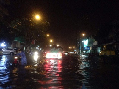 Mưa lớn nhiều giờ, TP. Vinh chìm sâu trong "biển" nước