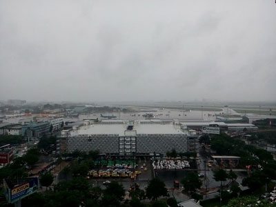 Nhiều chuyến bay không hạ cánh xuống Tân Sơn Nhất vì mưa