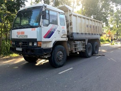 Xe tải chở vật liệu làm đường cao tốc tông chết hai cha con