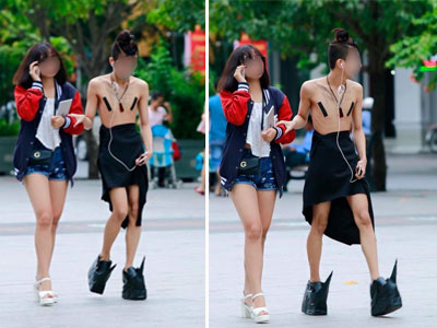 Anh chàng cởi trần, chỉ quấn 1 tấm vải quanh thân đi khắp phố gây xôn xao