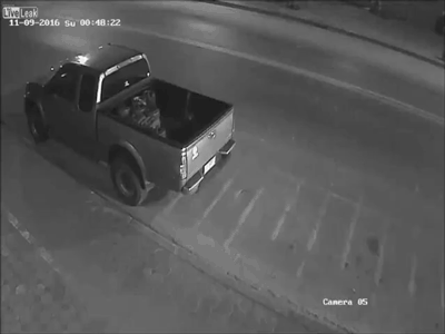 Clip: Xe máy cắm đầu vào đuôi bán tải giữa đêm