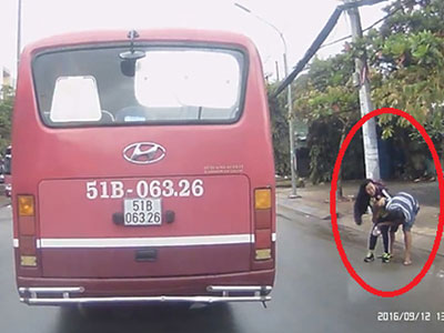 Cô bé cấp 2 bị sàm sỡ giữa đường Sài Gòn gây bức xúc