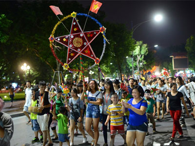 Dòng người đổ về trung tâm thành phố chơi trung thu sớm