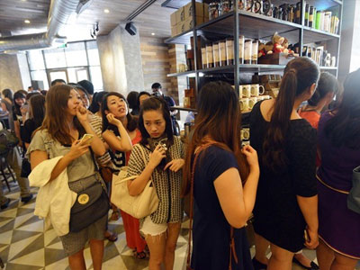 Khi giới trẻ Việt "mất ăn mất ngủ" vì Zara, Starbucks