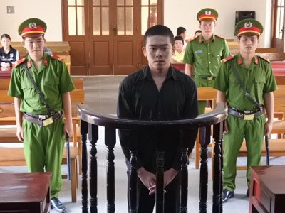 Rủ bạn gái của "giang hồ" đi Beer Club, thanh niên lãnh đủ