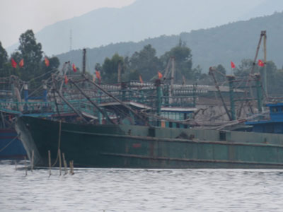 Tàu hàng đổ chất thải xuống biển Nghệ An