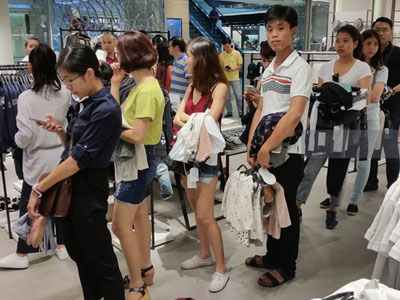 Vì sao người Việt phải xếp hàng mua Zara?