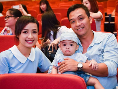 Vợ chồng Lê Bê La đưa con trai đi cúng Tổ nghề
