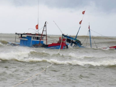 Bão số 4 đánh chìm 4 tàu, 13 thuyền viên rơi xuống biển