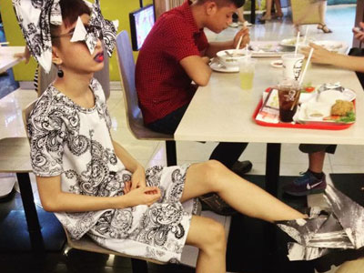 Chàng trai dán băng dính phá đảo phố đi bộ còn có những bộ đồ độc và shock hơn nhiều!
