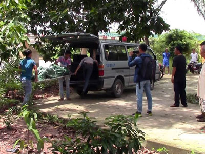 Cưa cây trong đình thần, tá hỏa thấy thi thể kề bên