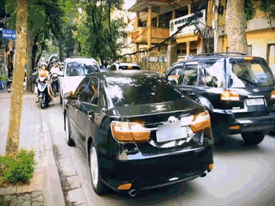 Hà Nội: Ô tô biển xanh lấn làn đi ngược chiều, bị xe biển trắng đẩy lùi trở lại