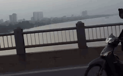 Hành động gây "nóng mắt" của chàng trai trên cầu Vĩnh Tuy