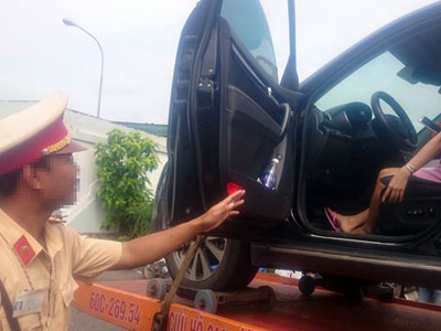 Nữ tài xế "cố thủ" trong ôtô khi CSGT cẩu xe về trạm