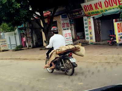 Xe máy chở vật thể nghi xác người gây xôn xao