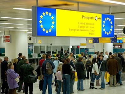 Anh cân nhắc sàng lọc người nhập cư từ EU