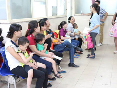 Cảnh báo tình trạng phụ huynh học cách chữa bệnh theo "bác sĩ Google"