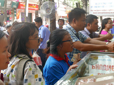 Dân nhễ nhại xếp hàng giữa trưa mua bánh Bảo Phương