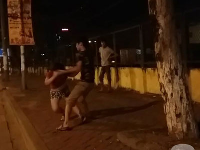 Hà Nội: Phẫn nộ cảnh "chồng hờ" hành hạ dã man "vợ" đang mang bầu 4 tháng ngay giữa phố
