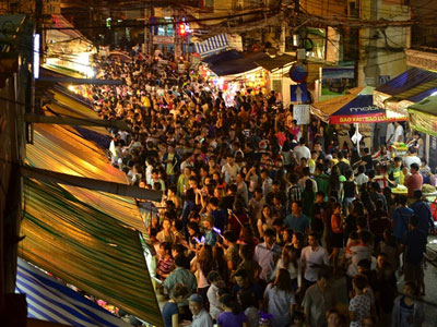 Hàng nghìn người "nêm" cứng phố lồng đèn trước đêm Trung Thu