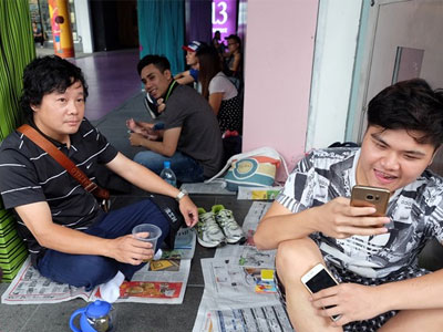 Người Việt xếp hàng mua iPhone 7 trước 2 ngày ở Singapore