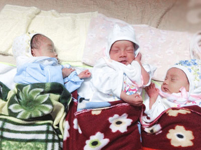 Những hình ảnh mới nhất về 3 em bé của ca sinh nở còn nguyên trong bọc ối ở viện Phụ sản TW