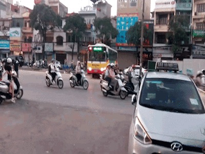 Pha quay đầu chưa từng thấy của tài xế xe bus giữa phố Hà Nội