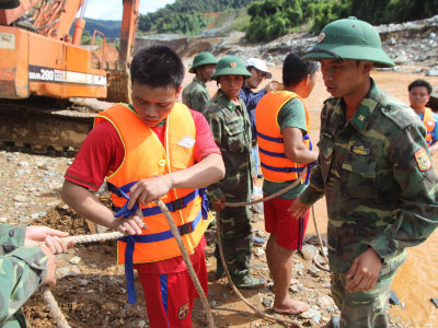 Thợ lặn từ Đà Nẵng tìm kiếm nạn nhân Sông Bung 2