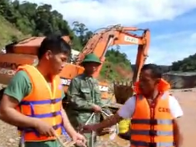 Trục vớt máy đào đất nghi chứa thi thể nạn nhân sự cố thuỷ điện Sông Bung 2