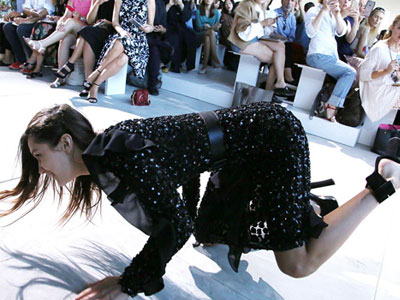 Bella Hadid ngã nhào trên sàn catwalk
