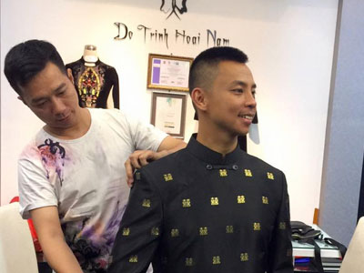 Chí Anh bị nghi “nổ” quá lời về bộ áo cưới dát vàng giá 6.000 USD