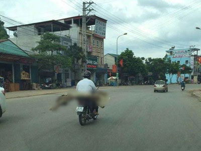 Chở thi thể trên xe máy: Bộ Y tế yêu cầu làm rõ