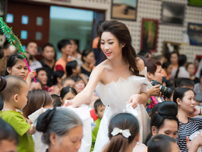 Hoa hậu Mỹ Linh diện đầm công chúa đi thăm bệnh nhi