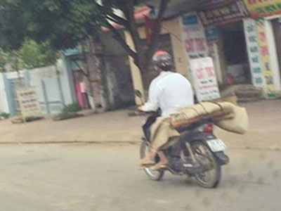 Người đàn ông chở thi thể bằng xe máy: “Tôi nhờ người mua hộ cái chiếu...”