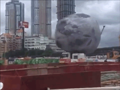 Siêu bão thổi mô hình Mặt Trăng khổng lồ lăn khắp phố Trung Quốc