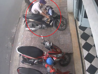 Thanh niên bẻ khóa trộm xe máy trong 3 giây giữa phố Sài Gòn