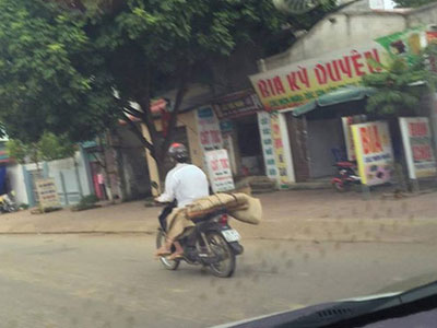 Vụ cuốn chiếu thi thể trên xe máy: "Bệnh nhân tử vong trên đường về nhà chứ không phải ở bệnh viện"