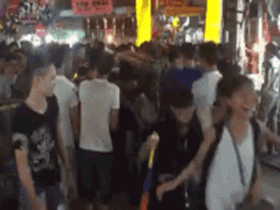 Clip: Biển người ùa vào phố cổ khi hàng rào tại Hàng Mã được lệnh mở trong đêm Trung thu