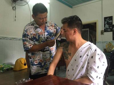 Đàm Vĩnh Hưng bị trật khớp vai vì tập nhào lộn