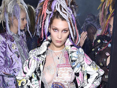 Kendall Jenner, Bella Hadid khoe ngực ở hậu trường thời trang