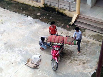 Lại xôn xao hình ảnh chở thi thể quấn chăn bằng xe máy