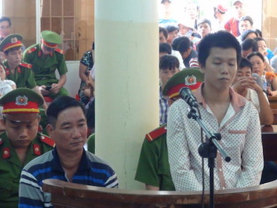 Trẻ bán vé số sinh con, mỗi bị cáo bị 1 năm tù