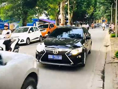 Xe bị ép chạy lùi gắn biển số giả chạy vào đường cấm