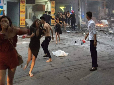 Các cô gái trẻ hốt hoảng tháo chạy khỏi quán karaoke đang cháy dữ dội ở Hà Nội