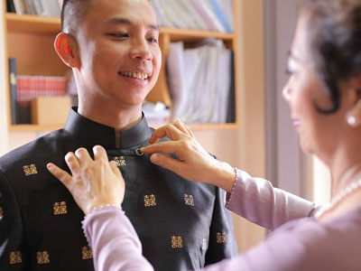 Tranh cãi về áo dài dát vàng 6.000 USD của Chí Anh