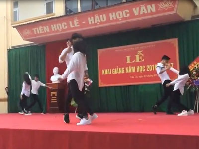 Ý kiến trái chiều về nhảy nhạc Sơn Tùng trong lễ khai giảng