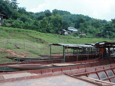 Ám ảnh việc chở thi thể quấn chiếu qua sông