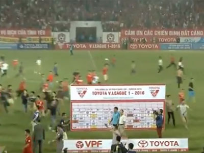 CĐV Hải Phòng tràn xuống sân hô vang đội nhà vô địch