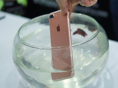 Thử ngâm nước iPhone 7 Plus đầu tiên về Hà Nội